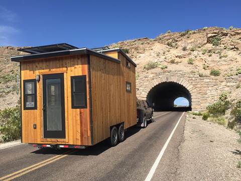 太阳能全新玩法：歪果仁已经拖着太阳能小屋全美国旅行了